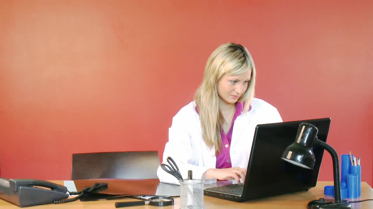 doctora usando una computadora portátil en imágenes de la oficina del hospital