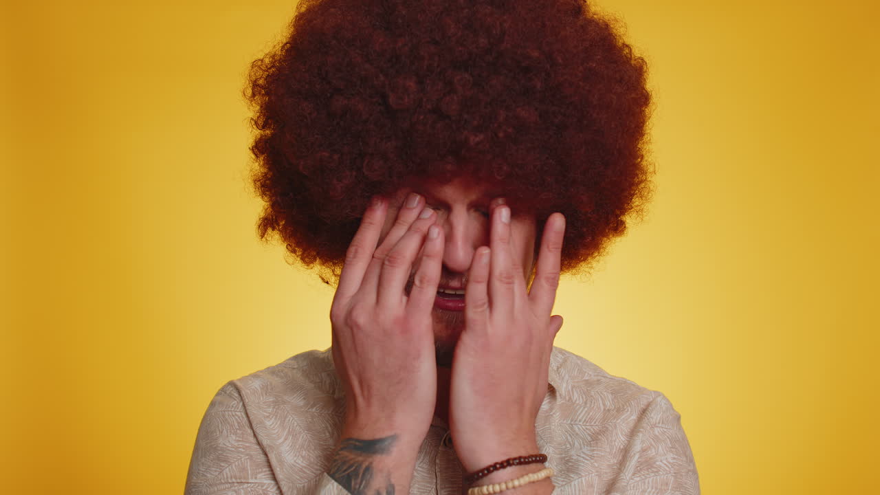 hombre con una peluca afro mirando a la cámara