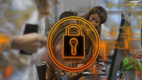 animación del icono del candado de seguridad contra un hombre y una mujer diversos discutiendo en la oficina