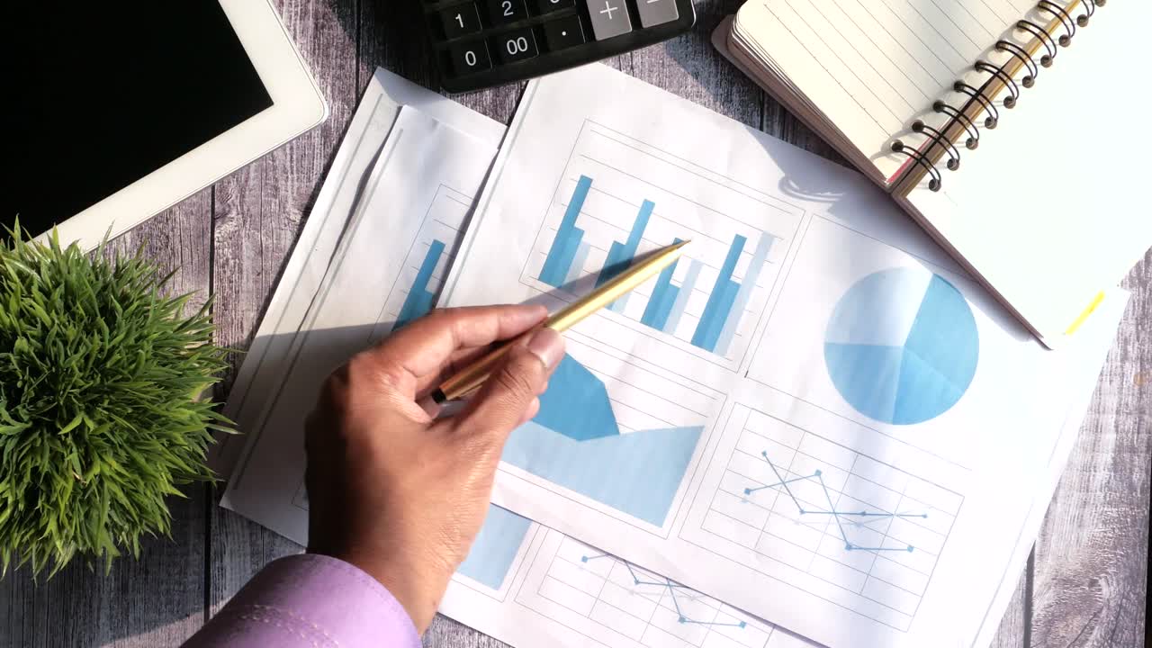 presentación de análisis de negocios con gráficos y gráficos