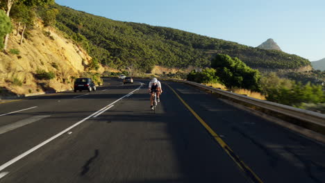 hombre saludable en bicicleta de carretera en bicicleta al aire libre fitness steadicam shot