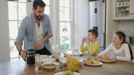 Siempre-Comienza-Tu-Día-Con-Desayuno-Y-Familia