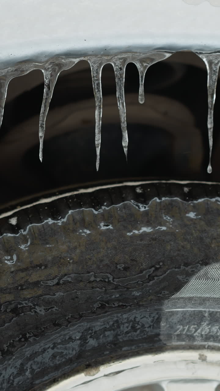 primer plano de un neumático de automóvil cubierto de hielo y helados durante el invierno, destacando detalles congelados, arco cubierto de nieve y amortiguador visible, capturando el frío duro y la atmósfera estacional