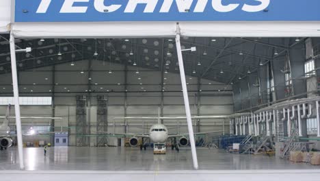mantenimiento de aviones en un hangar