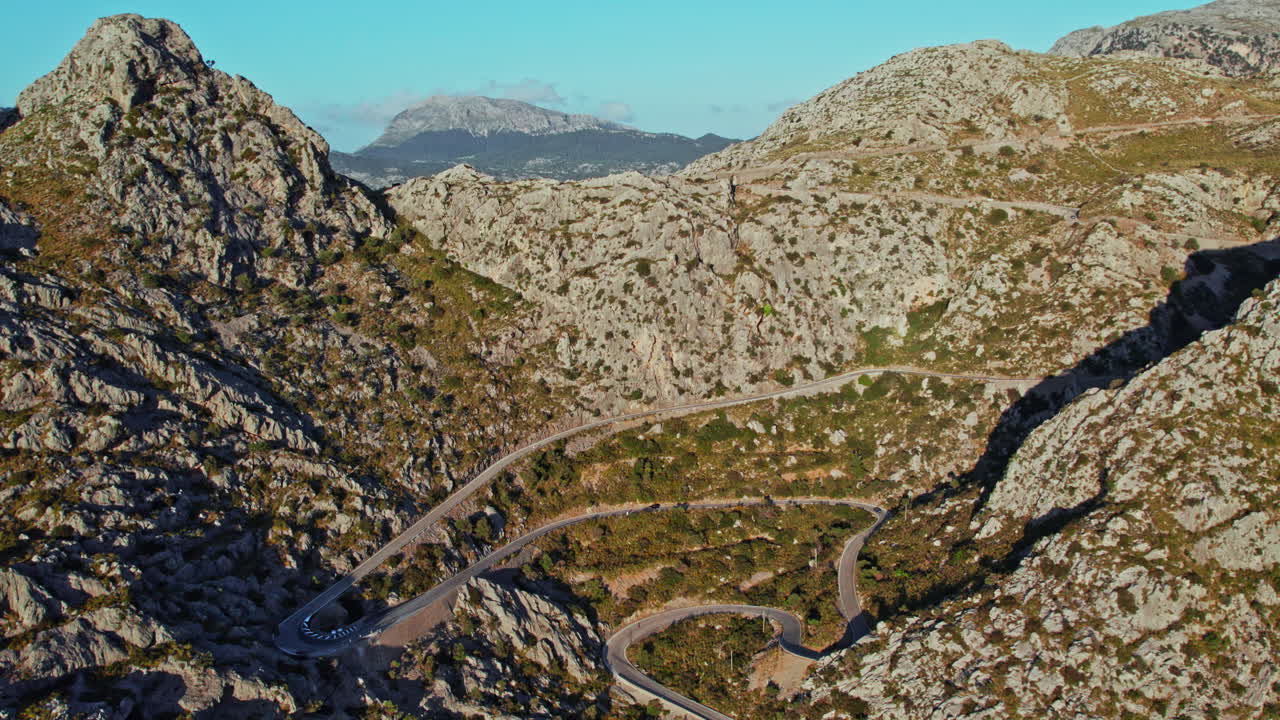vista panorámica de la sinuosa carretera de coll dels reis en mallorca, españa, tomada por un avión no tripulado