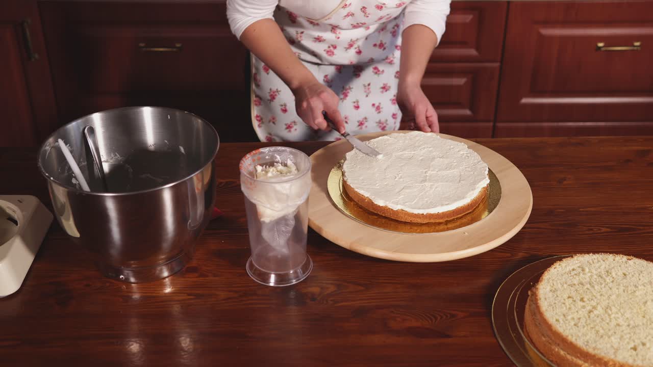 층 케이크 를 장식 하는 여자