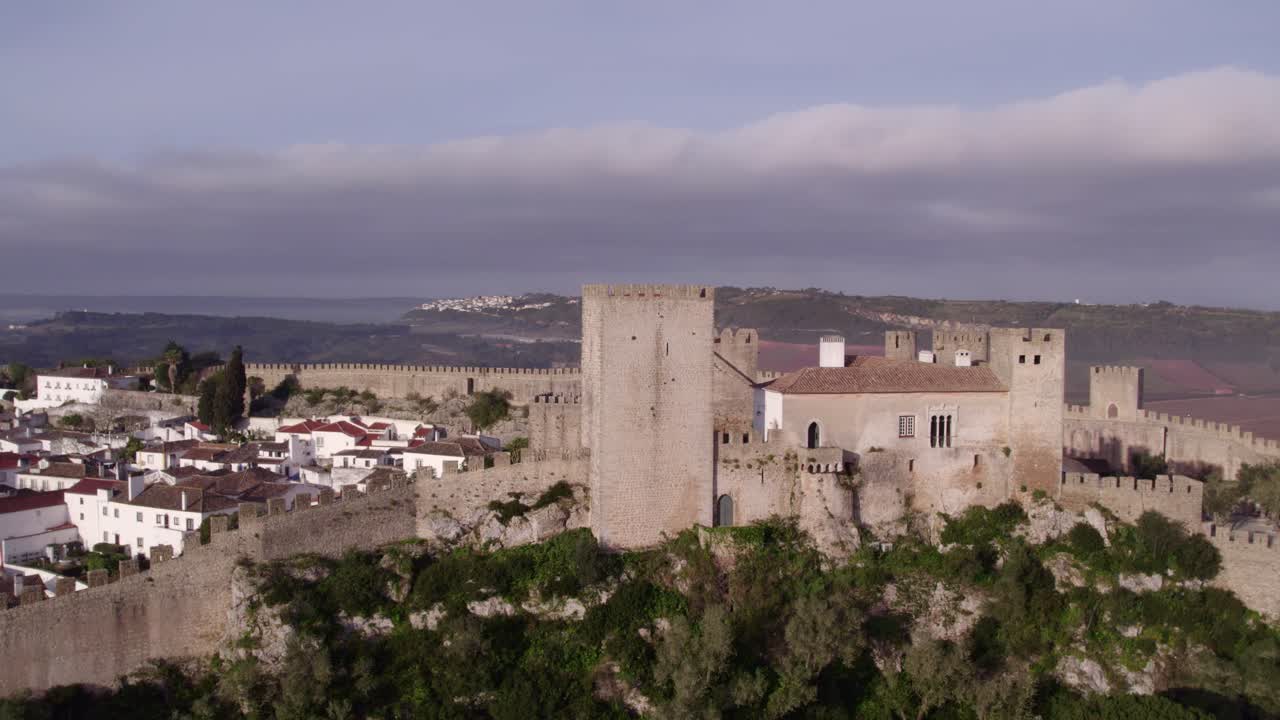 Vila tradicional de Óbidos com castelo, Portugal, Leiria