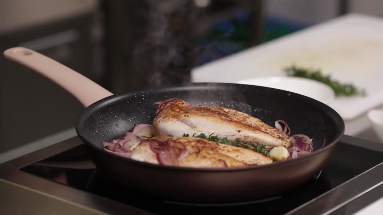 cocinando pecho de pollo en una sartén