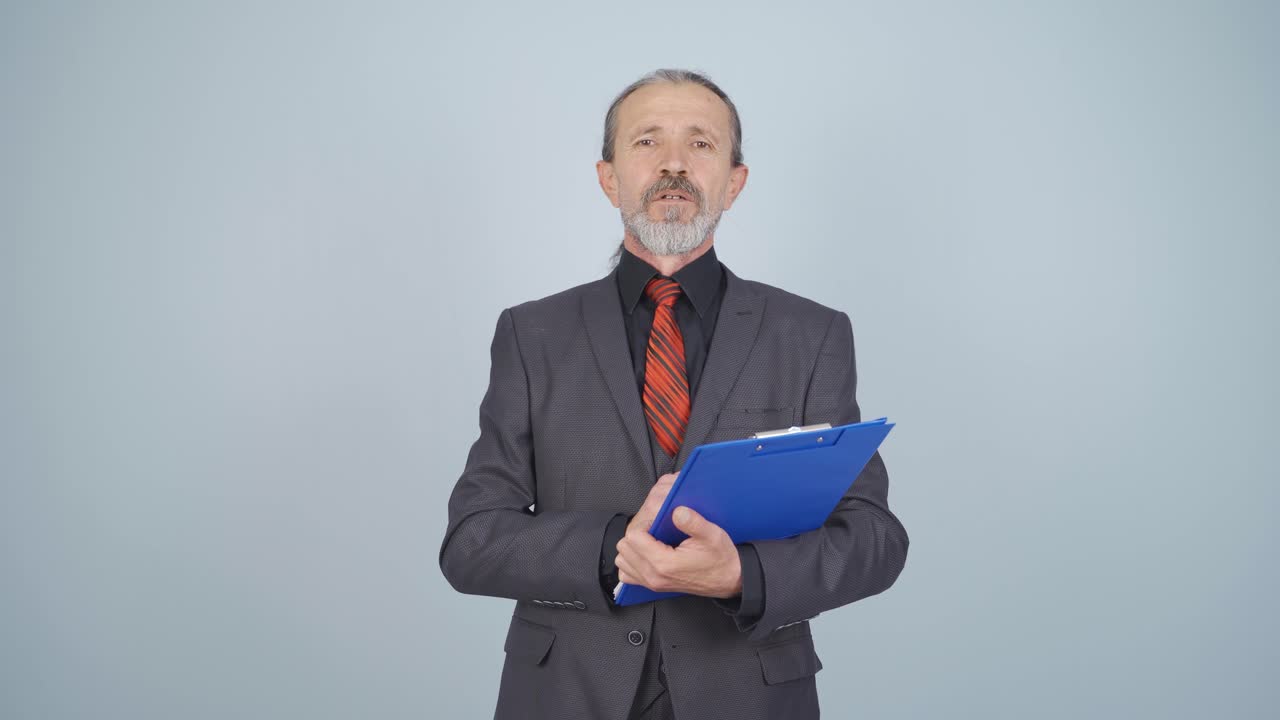 hombre de negocios tratando de memorizar su presentación.
