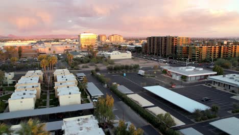 Luft,-Die-über-Palmen-Fliegt,-Um-Scottsdale-Arizona-Zu-Enthüllen