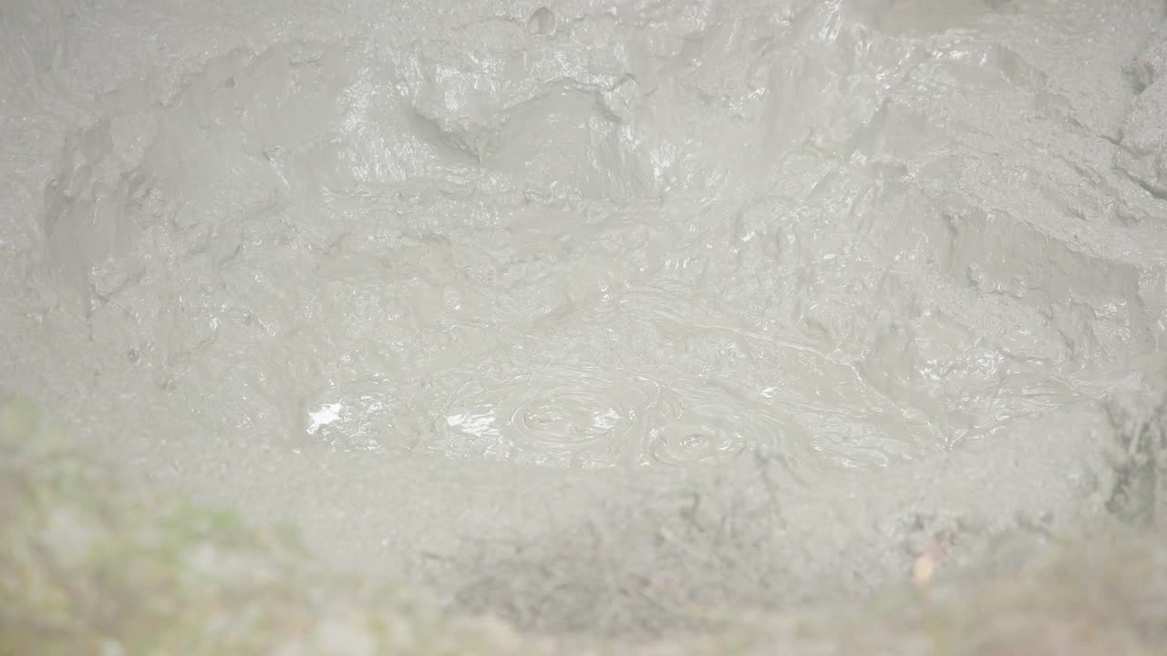 지질학적 활동으로 진 ⁇  웅 ⁇ 이가 떠다니고 있습니다.