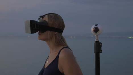 vr 헤드과 360도 카메라를 가진 여성