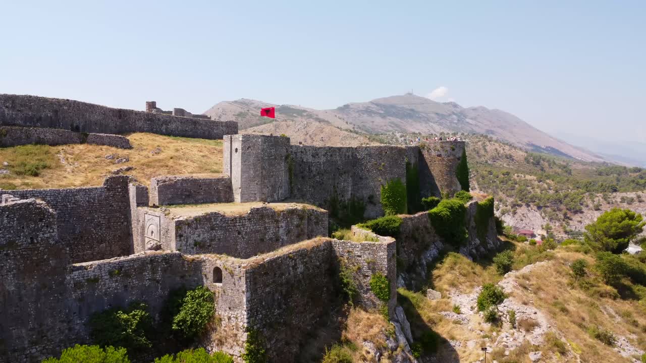Rovine di un castello albanese con bandiera