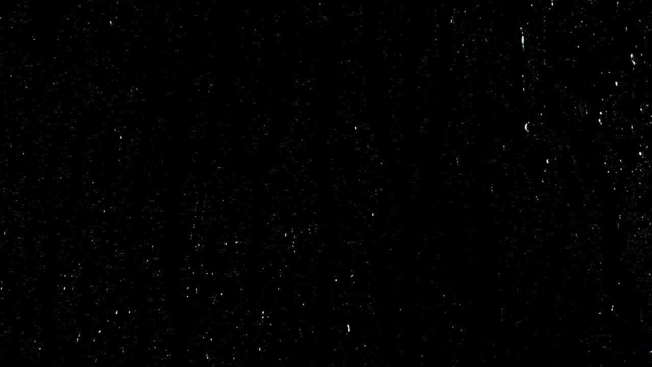 검은 바탕에 흘러내리는 비방울, 검은 유리 바탕에 물방울이 떨어지는 스 영상