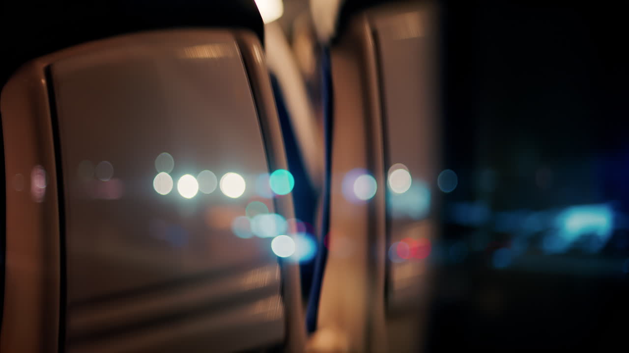 Primer plano de la ventana de un tren en movimiento con una vista borrosa