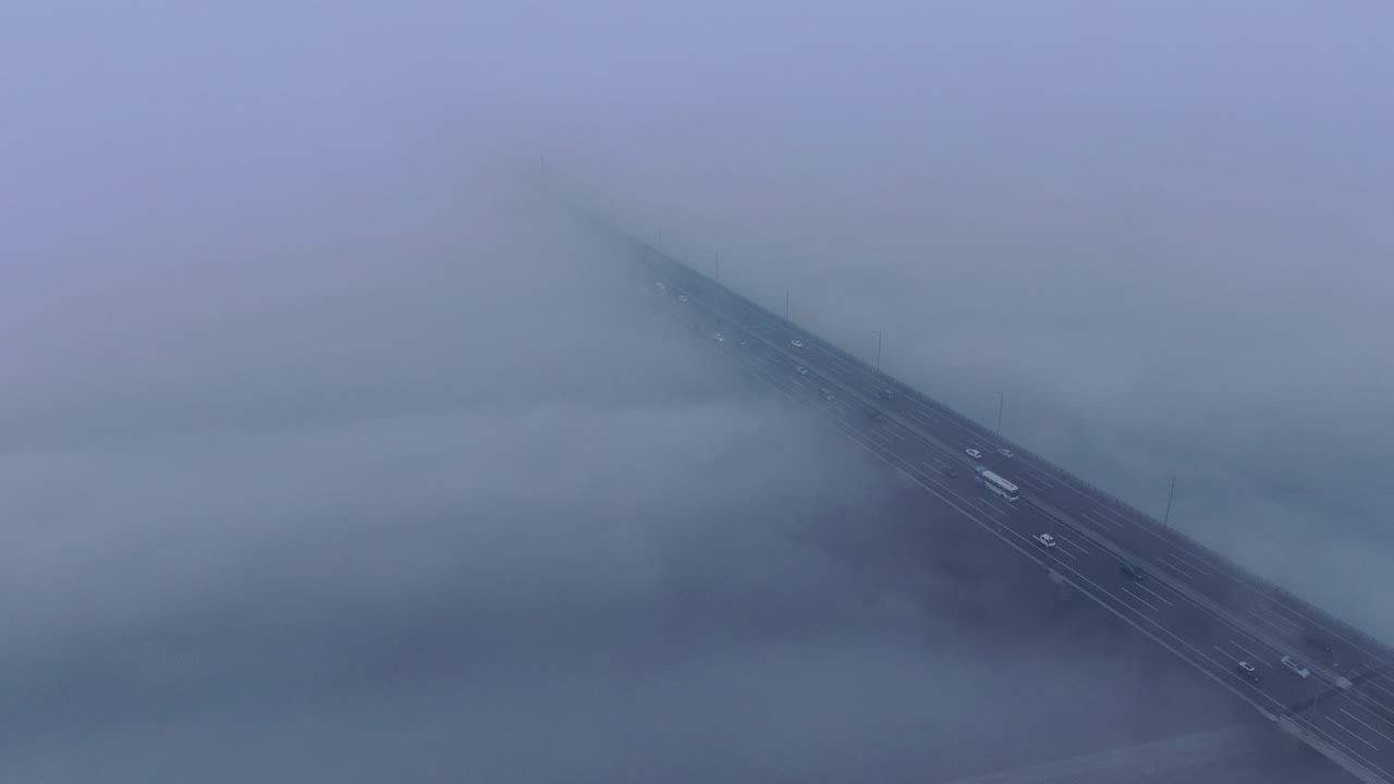 몽환적인 분위기의 구름 위의 고속도로 다리