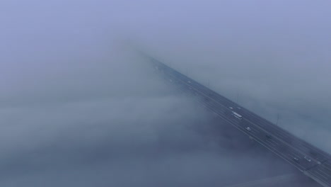 puente de la carretera sobre una nube de atmósfera de ensueño