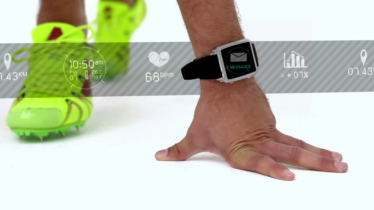 atleta en posición inicial con un reloj inteligente alrededor de su cintura