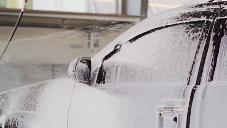 Lavado-De-Autos-En-Cámara-Lenta-Con-Jabón-En-Espuma-En-Aerosol-Sobre-Una-Elegante-Belleza-Negra