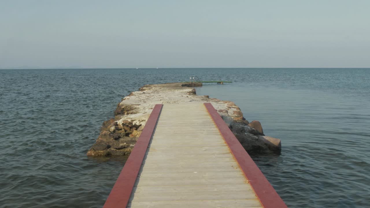 marco central del muelle solitario y pacífico en un día ligeramente nublado