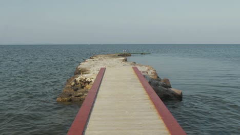 marco central del muelle solitario y pacífico en un día ligeramente nublado