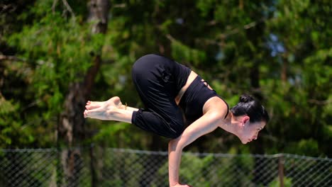 Das-Mädchen-Macht-Yoga-Mit-Einem-Kopfstand-Auf-Dem-Gras