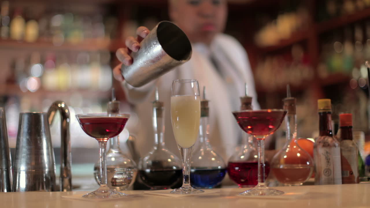 camarero elegante en un bar de cócteles