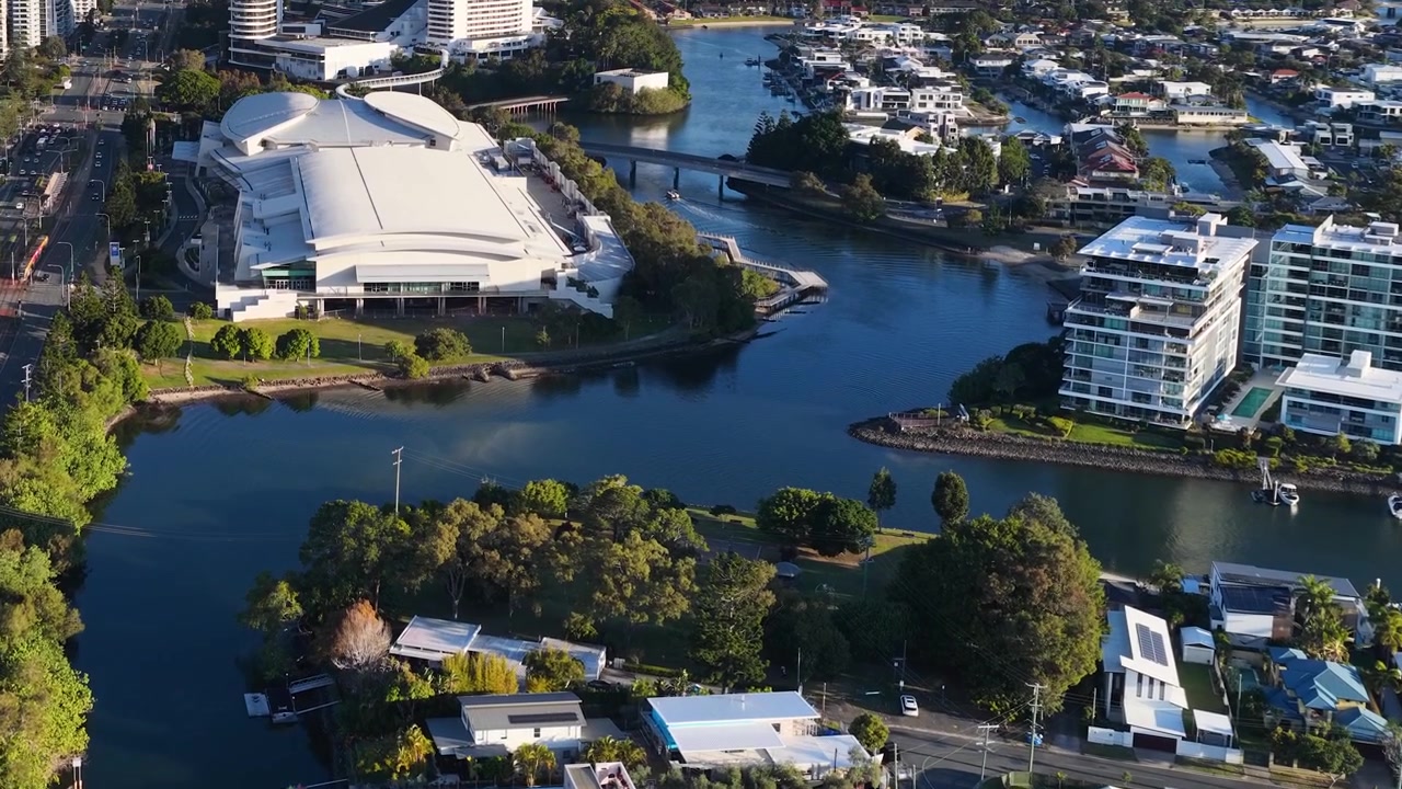 Ripresa aerea ad alto angolo con drone di grattacieli urbani e corsi d'acqua a Surfers Paradise, Australia.