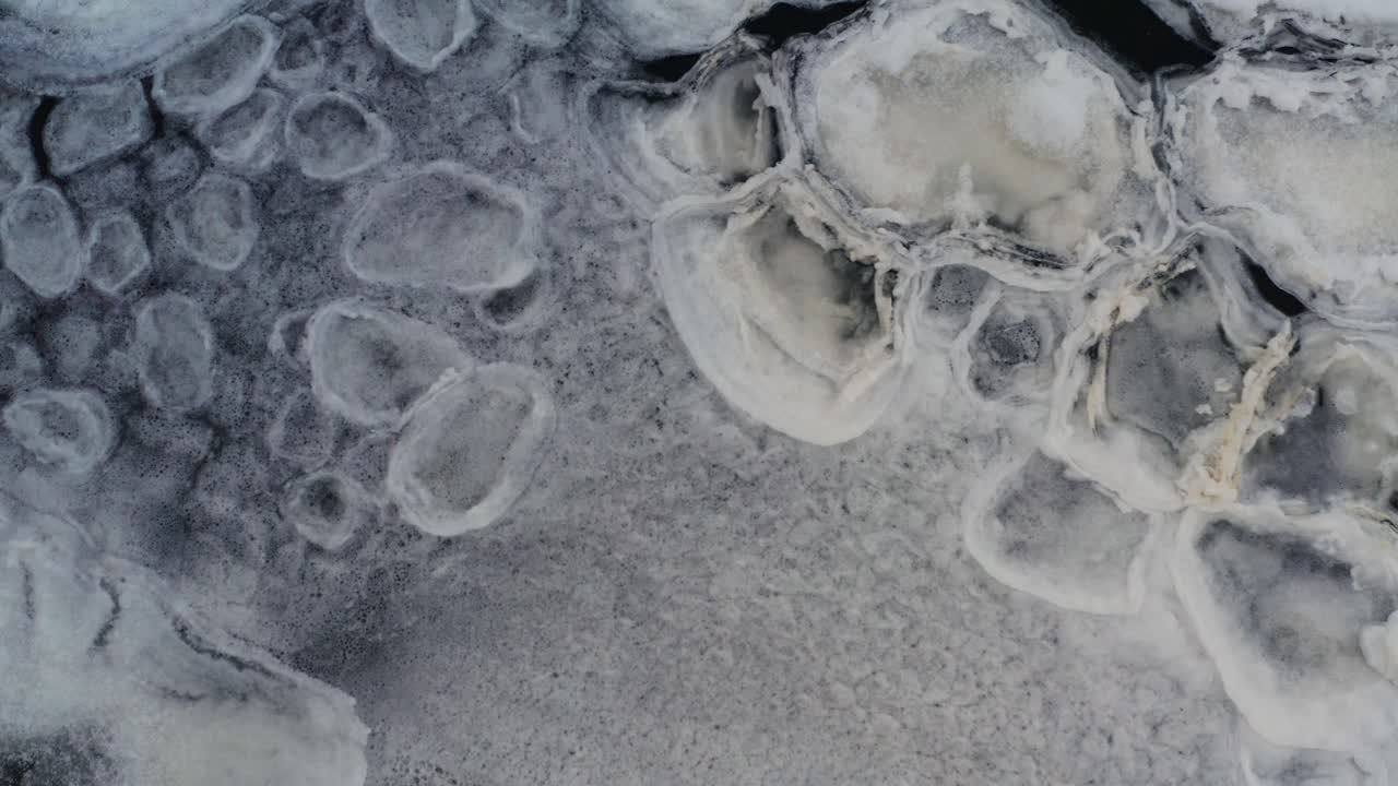 얼음 모양은 얼어붙은 호수 근처에 떠 있습니다. 얼음 개 개, 자연 형성 현상