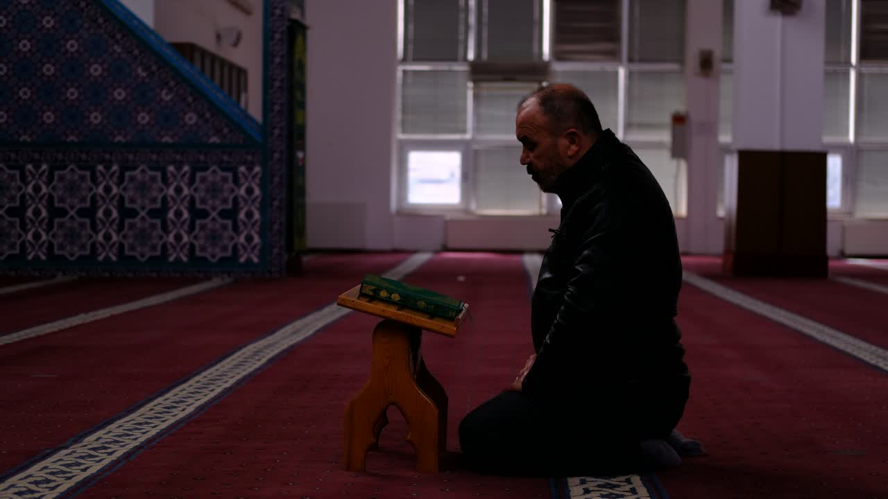 중년 남자 읽기 꾸란 모스크 1