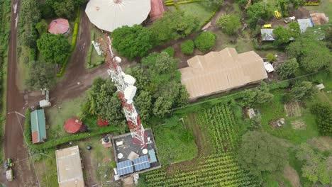 Mástil-De-Telecomunicaciones-Para-Transmitir-Señales-De-Radio-En-Loitokitok,-Kenia,-Vista-Aérea