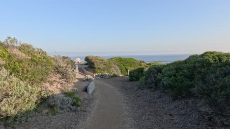 camino panorámico que conduce al monumento a harold holt