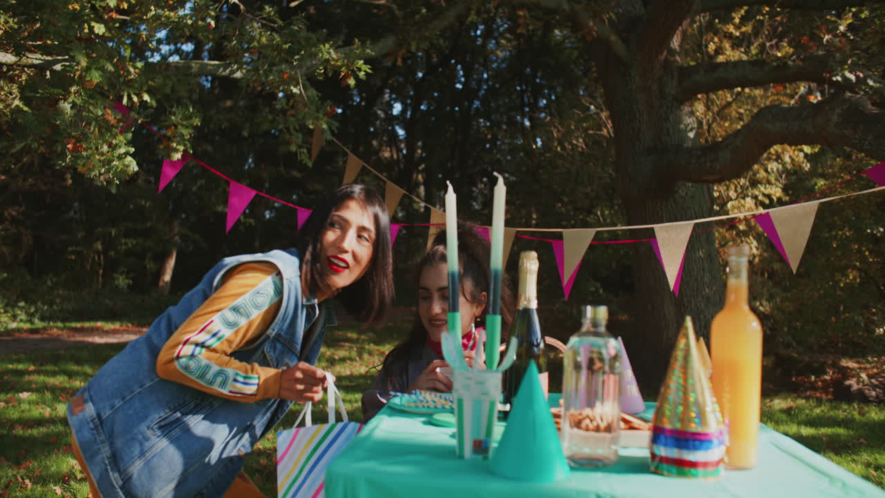 amigos disfrutando de un picnic en un parque