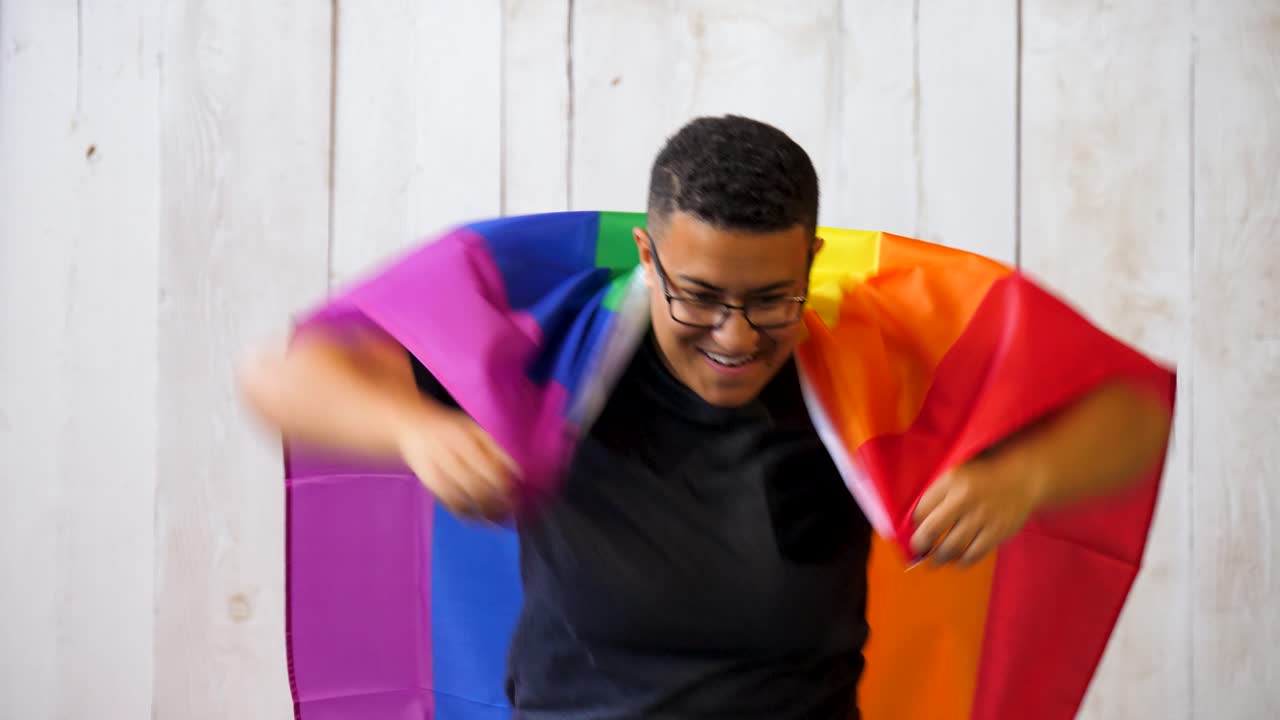 persona negra gay queer con bandera del orgullo