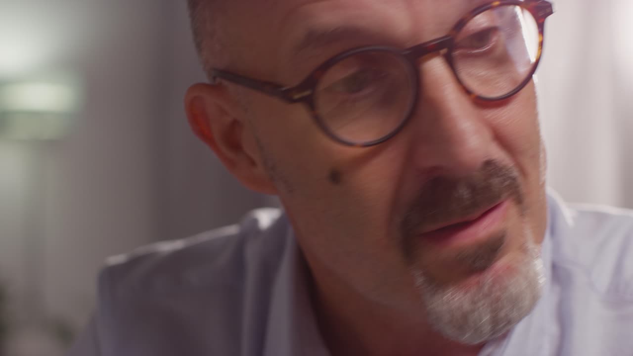 hombre maduro hablando con el consejero sobre un problema general o de salud mental filmado en tiempo real 2