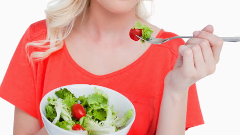 animación de una mujer caucásica comiendo ensalada de verduras sobre un fondo blanco