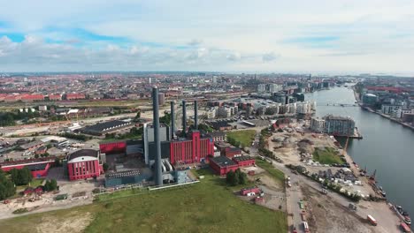 vista aérea de la ciudad de copenhague sobre la central eléctrica de oersted