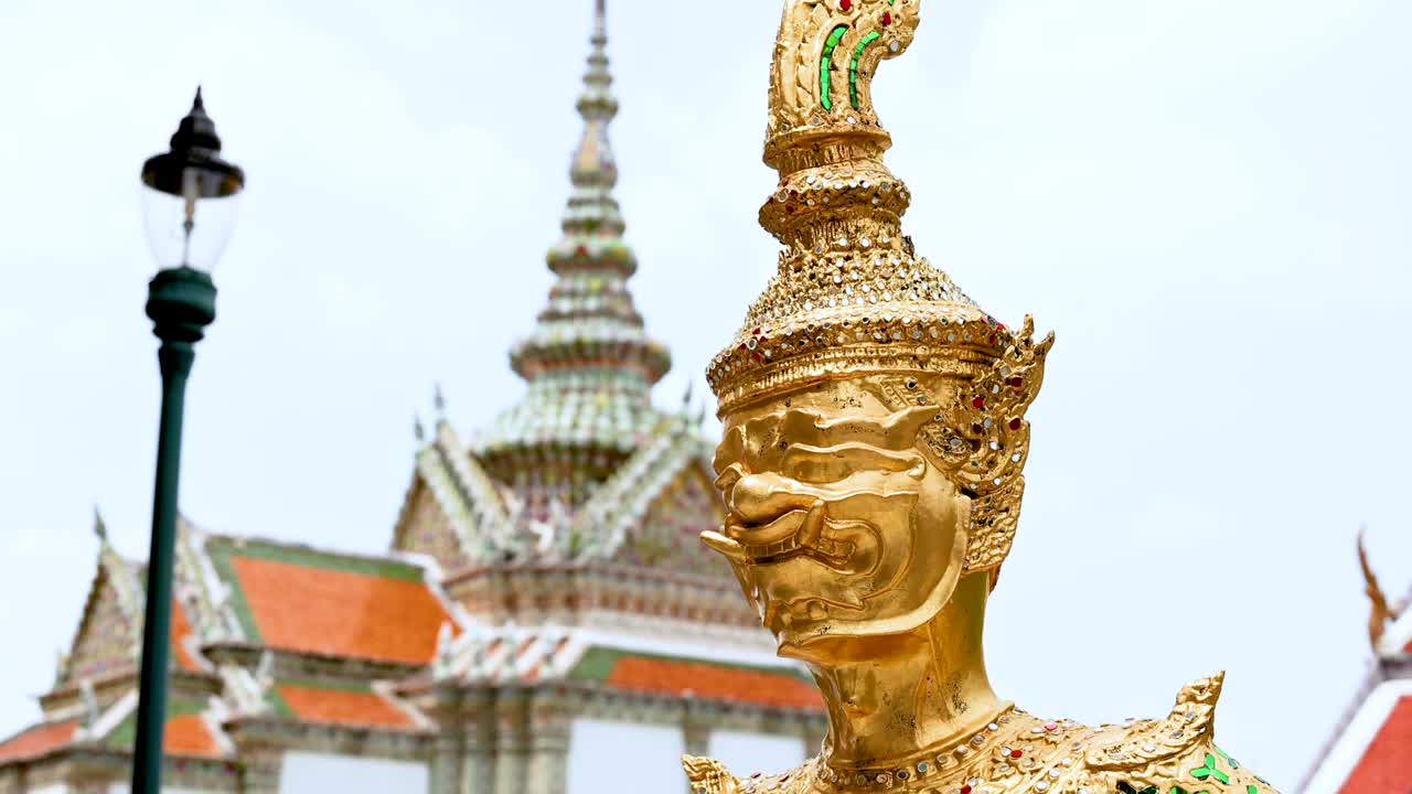 방의 유명한 사원 단지에 있는 화려한 동상