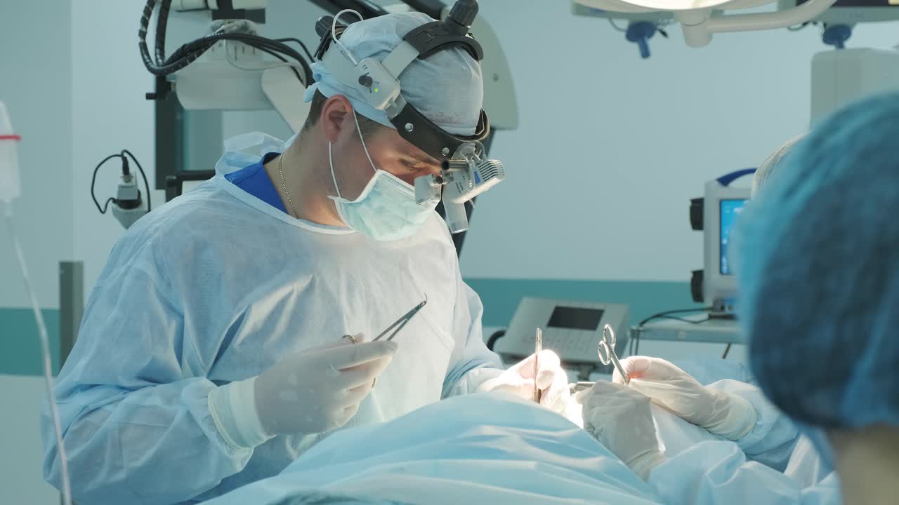 외과 의사 는 수술 중 환자 에게 절개 를 는다