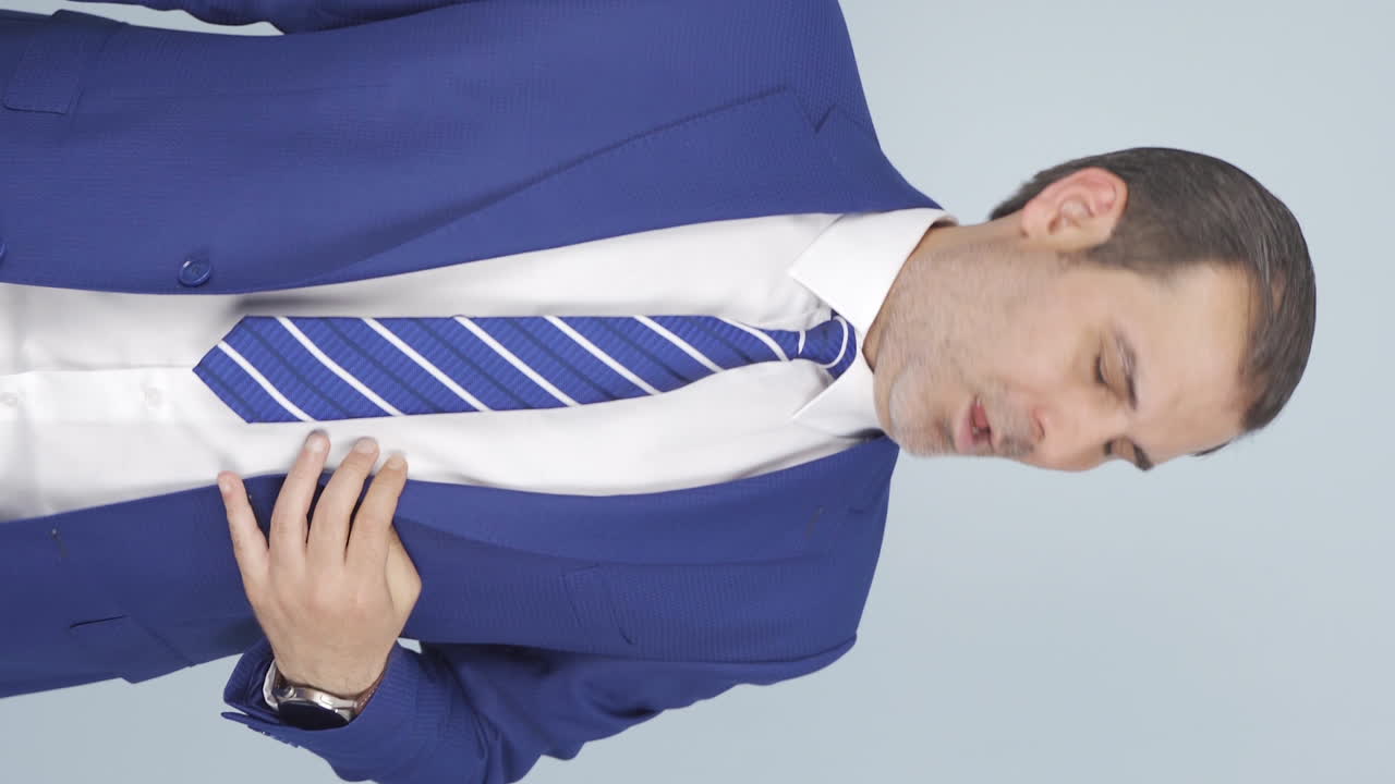 ⁇   ⁇ 새를 맡는 사업가의 수직 비디오가 카메라에 부정적인 표현을합니다.