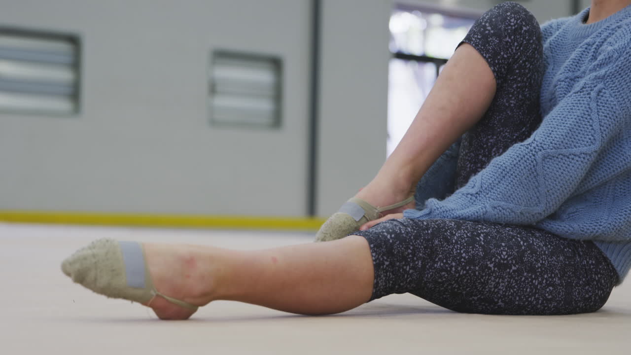 gimnasta adolescente actuando en el salón de deportes