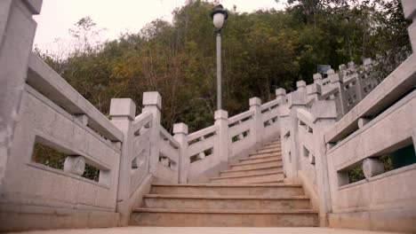 larga escalera en asia que conduce a una montaña hasta el punto de la bandera de cu pulmón