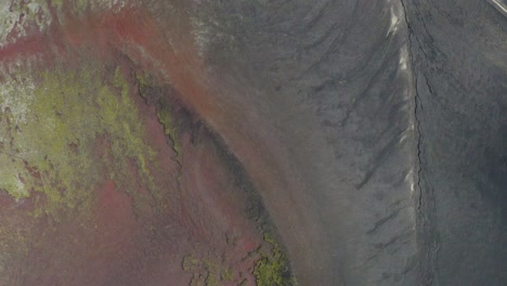 Roter-Vulkankrater-Mit-Grünem-Moos