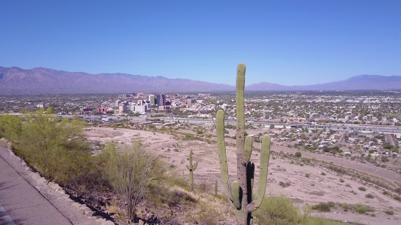una toma aérea que establece pasado cactus de tucson arizona
