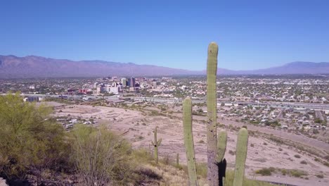 una toma aérea que establece pasado cactus de tucson arizona