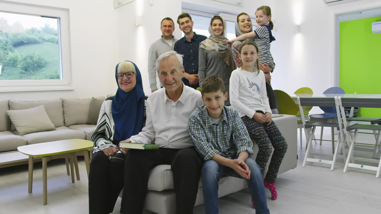 retrato de varias generaciones de la feliz familia musulmana moderna antes de la cena iftar durante la fiesta del ramadán en casa