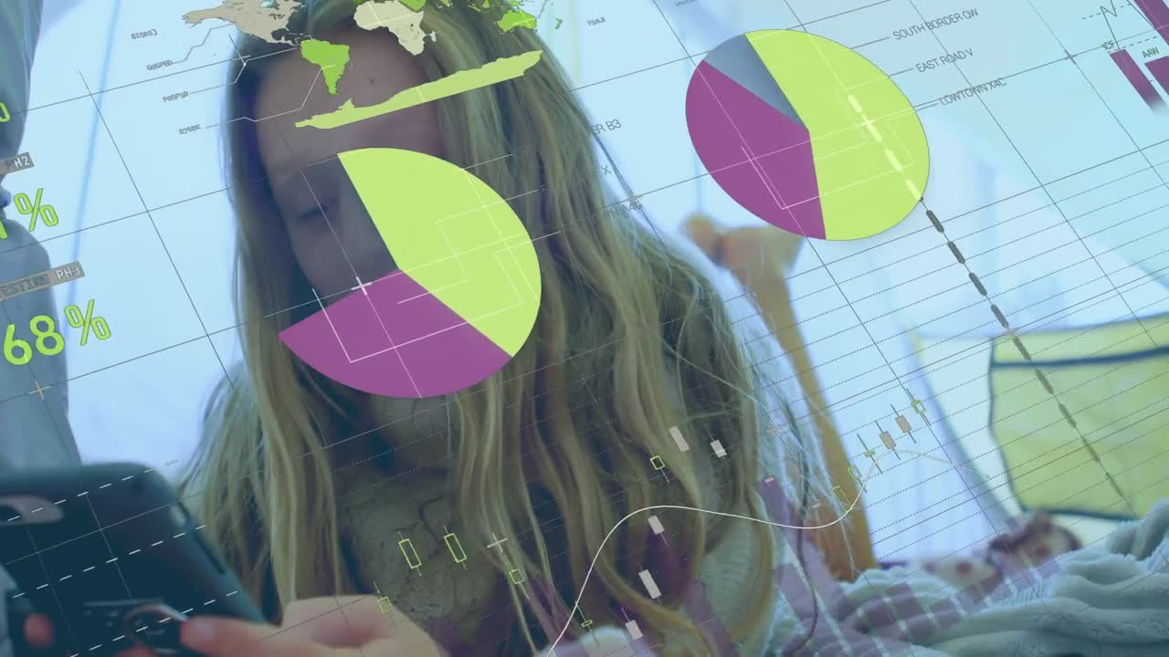 animación de procesamiento de datos estadísticos sobre una niña caucásica que usa un teléfono inteligente acostada en la cama en casa