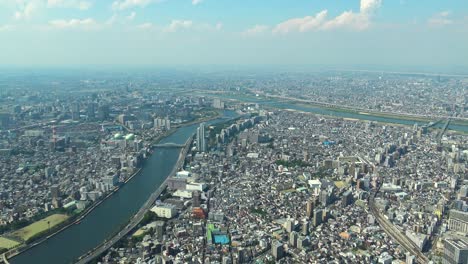 Vista-Aérea-De-Tokio-Y-Parte-De-Un-Río-Desde-La-Torre-Skytree