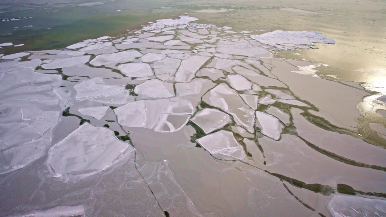 Riprese aeree con drone che rivelano formazioni di ghiaccio naturali sui Grandi Laghi.