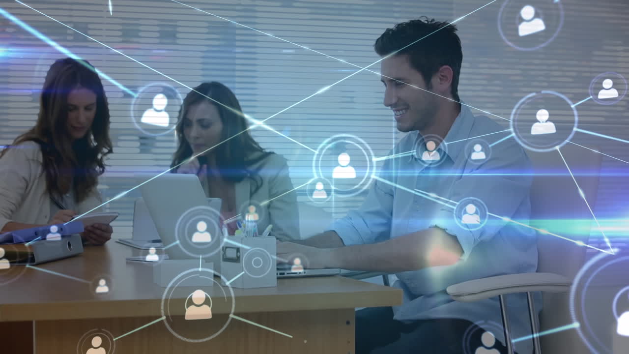 animación de una red de iconos de perfil y puntos de luz azul sobre un hombre caucásico usando una computadora portátil en la oficina.